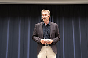 *Henrik B. Bæch, rektor på EG*